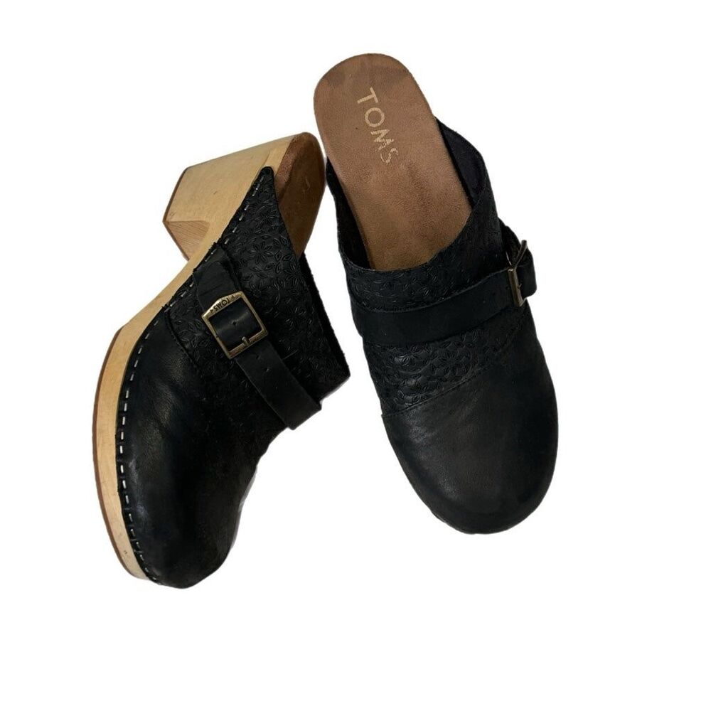 Tom’s Eliza platform wooden heel clogs. Buckle, Floral embossed leather size w10